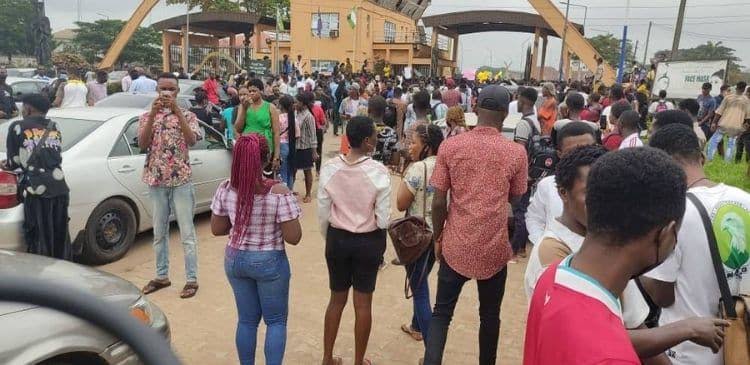 Protesting UNIBEN Students Shut Down Lagos-Benin Expressway
