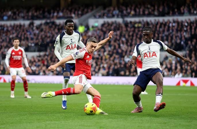 Arsenal Dominate Spurs 4–1 in North London Derby to Reclaim Premier League Lead